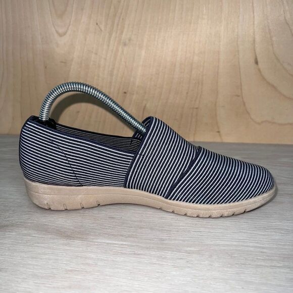 YUU Bevel Blue/White Stripe Elastic Slip-on NWOT Women's 5.5 - Picture 6 of 10